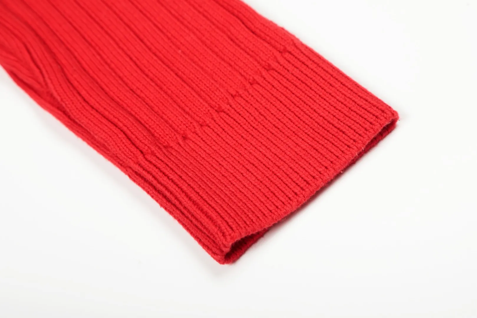 P250 Top quality" Style number: DS114# (not off the shelves all year round) [Ralph Lauren half-zip solid color pony embroidered logo striped knitted sweater] ✅Ralph Lauren half-zip classic basic versatile unisex couple pullover sweater ✅Main supplier platform live broadcast Wholesale entity Replenish when out of stock Not off the shelf ✅ZP quality 1:1 version Scan the code to enter the GF website Counter quality ✅Detailed quality The only one in Guangzhou Imported quality cotton yarn, focusing on high-end, cost-effective, good quality needless to say. ✅Restore the original version. The maximum size can be worn up to 190 pounds. Loose, comfortable and stress-free. ✅The upper body is simple and easy to match. A must-have item for ootd. Good-looking clothes are never picky. Recommended must-have items in the wardrobe. Size: S-XL. Color: Black, white, gray, khaki, navy blue, white label, red gold label.